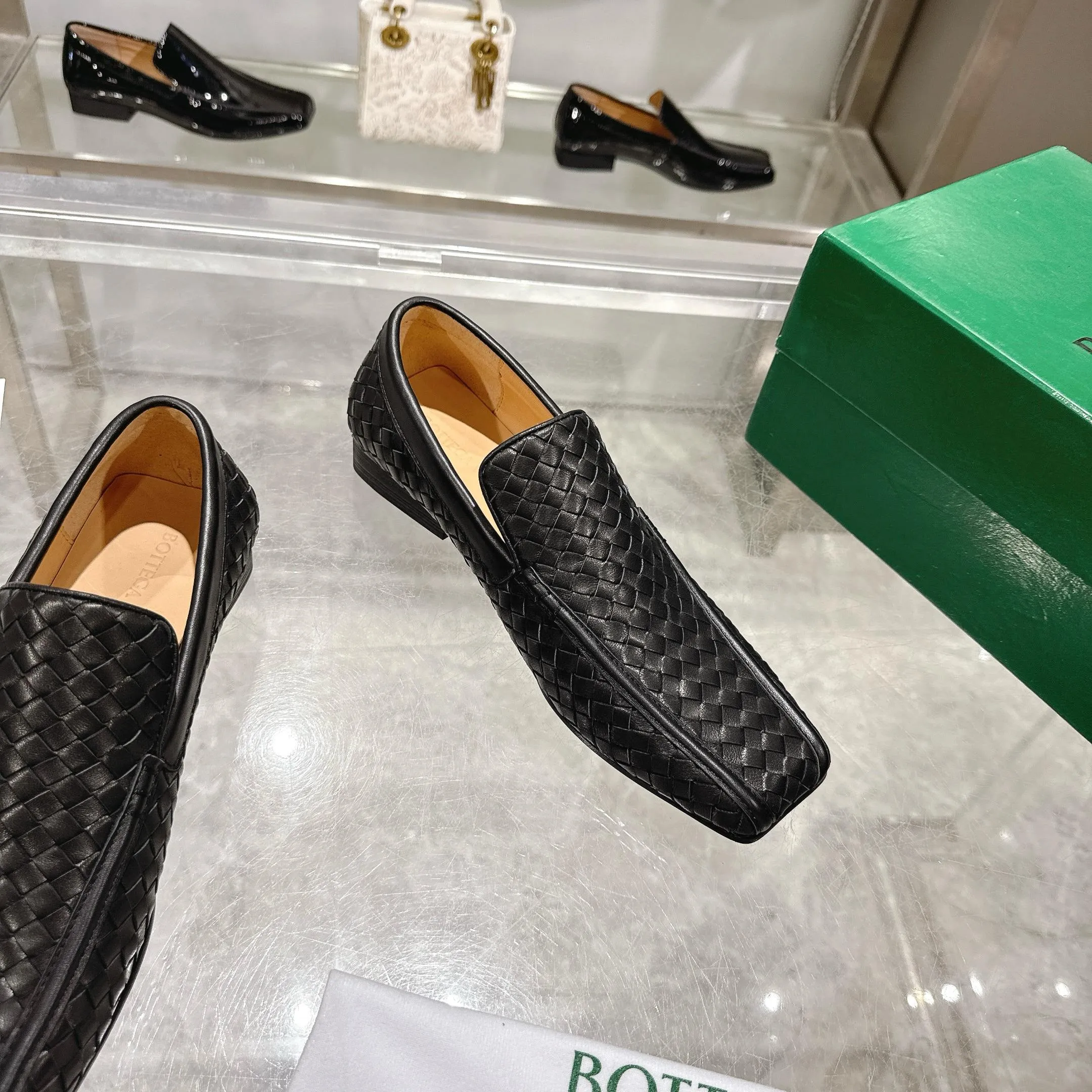 [BV] Top P: 860💰 Couple model, Size: Women 35-39, Men 39--44 (Female 40.41. Men 38. 45, non-refundable) Bottega Veneta 2025 Autumn Counter Synchronous Couple Model Bottega Veneta square-toe low-heeled shoes woven from mixed-breed sheep! Patent leather matching! Low-key luxury and solid color! Leather outsole! [Rose][Rose]! Purely hand-woven and operated, the original board is reproduced one-to-one! quality assurance!